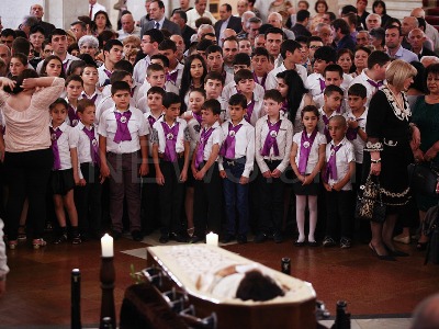Դպրոցի տնօրենն էր երեխաներին բերել Օֆելյա Համբարձումյանի հոգեհանգստին, նրանք պետք է ելույթ ունենային. նախարարություն