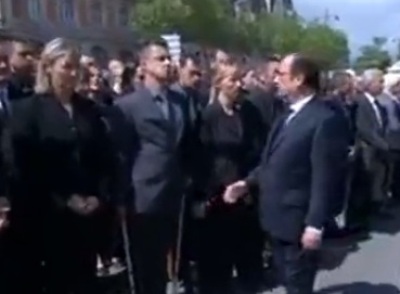 Ֆրանսիայում ոստիկանը հրաժարվել է սեղմել Օլանդի եւ Վալսի ձեռքը