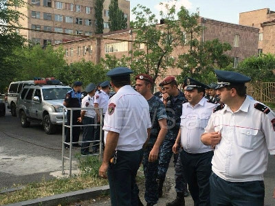 Դատարանի դիմացից բերման է ենթարկվել Սեֆիլյանին սատարող 3 անձ (ֆոտո)