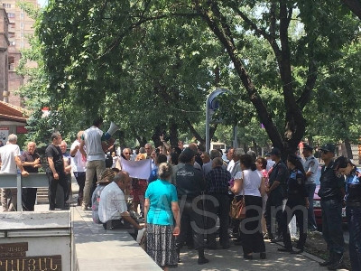 Խնդրում ենք ականջալուր լինել մեր խնդրանքին . նաիրիտցիների բողոքի ակցիան նախագահականի դիմաց ավարտվեց