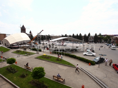 Հռոմի պապը Գյումրիի հրապարակում կշրջի իր սպիտակ պապամոբիլով (ֆոտոռեպորտաժ)