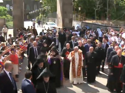 Էջմիածնում դիմավորում են Հռոմի Պապին (ֆոտո)