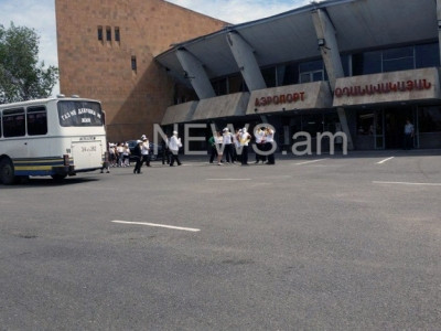 Գյումրիի օդանավակայանում Հռոմի Պապին դիմավորեցին Կաթողիկե եկեղեցու կրթահամալիրի սաները (ֆոտո)
