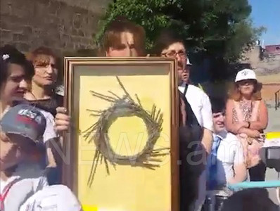 Հաշմանդամություն ունեցող գյումրեցի երեխաներն իրենց պատրաստած փշե պսակը նվիրեցին Հռոմի պապին (ֆոտո)