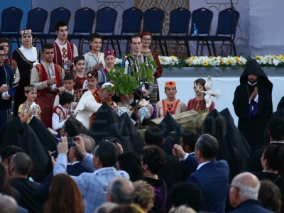 Հռոմի Պապին հայկական խաղողի վազով Նոյան տապանի մակետ են նվիրել (ֆոտո)