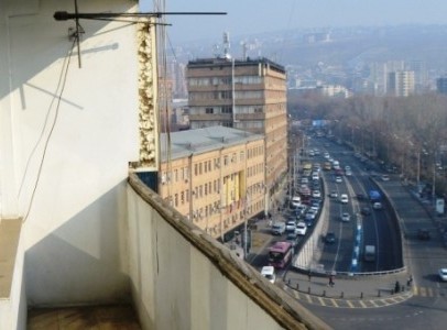 Երեւանում շենքից ընկած աղջկա հարեւանները պատմում են, որ վարագույր կախելու ժամանակ է ընկել