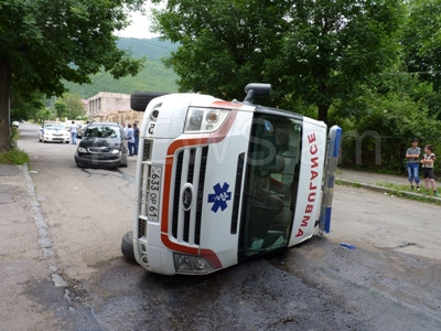Վթարված «Շտապօգնության» մեքենայի բժիշկը չի տուժել, բուժքրոջ եւ վարորդի վիճակը բավարար է