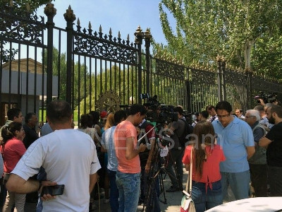 «Դավաճաններ, հուդաներ». ցուցարարները «բռնացրին» ՀՀԿ-ական պատգամավորներին