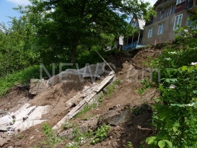 Լոռու մարզում փլուզումը մեծ վտանգ է նաեւ հարեւանությամբ գտնվող սեփական մի քանի տների (Ֆոտո)