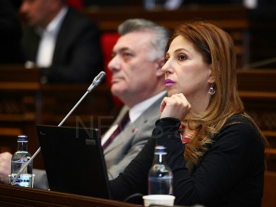 Ո՞վ է ձեզ թույլ տալու, որ ուղղաթիռ թռցնեք, դուք ո՞վ եք. Զարուհի Փոստանջյան