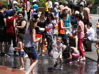 Երեւանում ջրում են իրար. Միացել են նաեւ հրշեջ մեքենաները (ֆոտոռեպորտաժ)