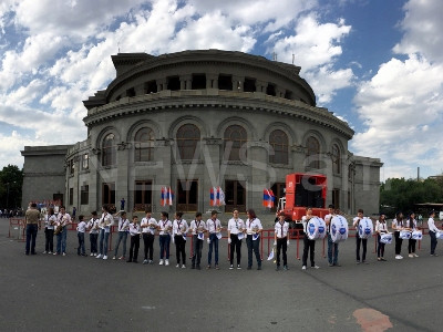 Մեկնարկել է Սահմանադրության օրվան նվիրված քայլերթը. այն ուղեկցում են ուղղաթիռներ (ֆոտո)
