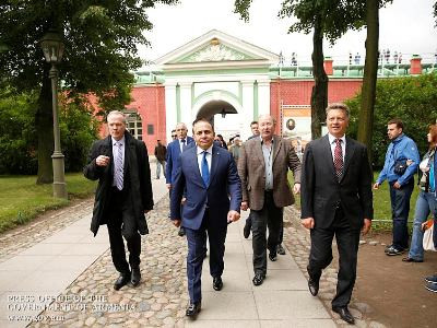 Սանկտ Պետերբուրգի Պետրոպավլովյան ամրոցի համազարկն արձակել է Հովիկ Աբրահամյանը (ֆոտո)