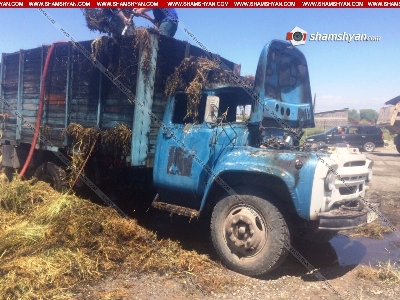 Այրվել է «ԶԻԼ-130» բեռնատարն իր կցորդիչով եւ բարձված մոտ 350 հակ անասնակերը (ֆոտո)