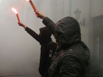 В Киеве люди в масках забросали файерами здание Россотрудничества