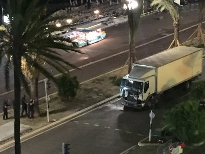 Мэр Ниццы подтвердил данные о более чем 70 жертвах