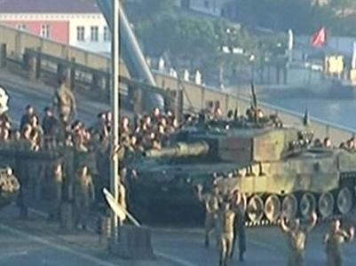 Появилось видео, на котором захватившие Босфорский мост военные сдались властям