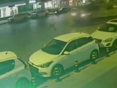 Турок пытается остановить танк