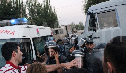 Over 74 hours pass since Yerevan police station seizure (PHOTOS)