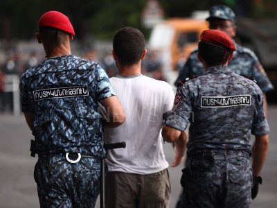 В числе задержанных в результате столкновений в Ереване Андриас Гукасян и Армен Мартиросян