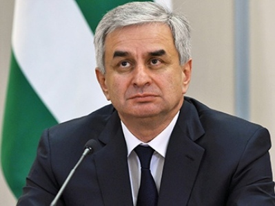 Աբխազիայի նախագահն Իսկանդերի ընտանիքին առաջարկել է գրողին հողին հանձնել Սուխումում