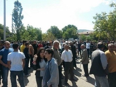 Սարդարապատցիները փակել են գյուղ տանող ճանապարհը. պահանջում են ընդունել իրենց բերքը