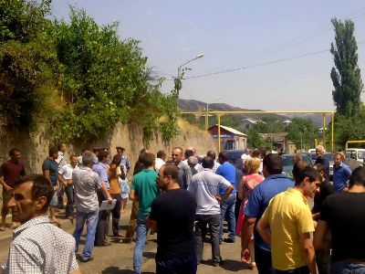 Սարդարապատցիները բացել են ճանապահը. գործարանի տնօրենը խոստացել է մթերել բերքը