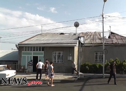 Երեւանում տան տանիքի հրդեհը բռնկվել է հոսանքի տատանումներից. բնակիչները բողոքում են