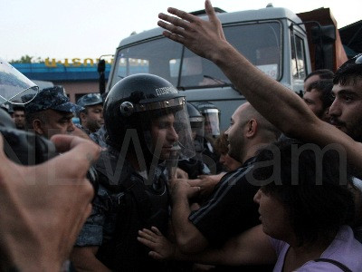 Какие спецсредства применила Полиция против демонстрантов в Ереване
