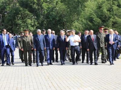 ՀԱՊԿ պաշտպանության նախարարները այցելել են Ծիծեռնակաբերդ (Ֆոտո)
