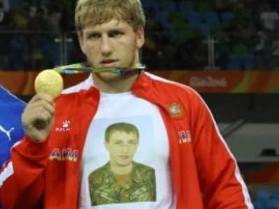 Հպարտ էի՝ եղբորս լուսանկարով շապիկով ստացավ ոսկե մեդալը. Ռոբերտ Աբաջյանի եղբարը՝ Արթուր Ալեքսանյանի մասին (Ֆոտո)