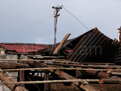 Հովիտ գյուղում քամուց ապակիներ են կոտրվել, տանիքներ պոկվել