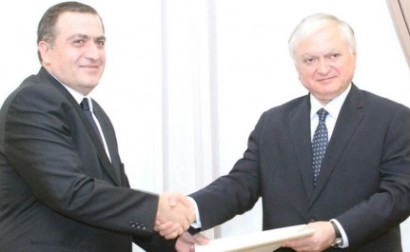 New Georgian Ambassador extends copies of his credentials to Armenian FM