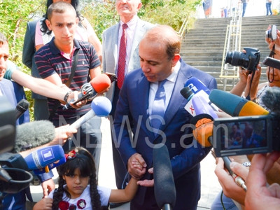 Վարչապետը առաջին դասարանցի թոռնուհուն ուղեկցեց Անանիա Շիրակացի ճեմարան (Ֆոտո)