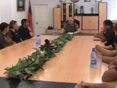 ԼՂՀ բանակի հրամանատարը հանդիպել է զոհված զինծառայողների հարազատներին