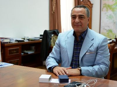 Արայիկ Հարությունյանը վարչապետի հուշամեդալով պարգեւատրել է բարերար Արամ Քոչարյանին