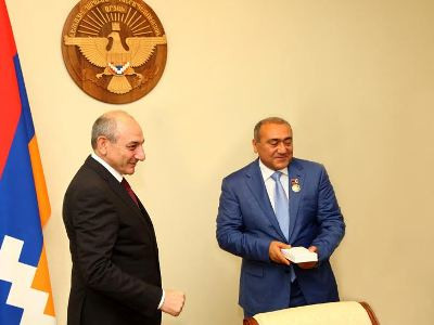 Բարերարը մեքենաներ է հանձնել Արցախի մի շարք կառույցների. ներկա է եղել Բակո Սահակյանը (ֆոտո)