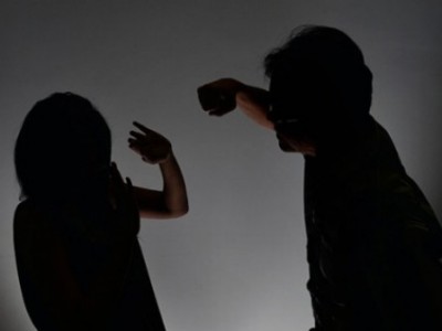 Ամուսինը ծանր վնասվածք է հասցրել կնոջը եւ դիմել փախուստի