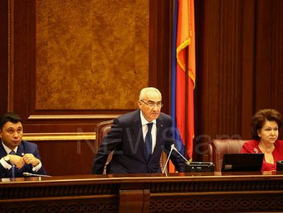 Էդ խոսալու բան կա՞, որ խոսում եք. Գալուստ Սահակյանը սաստեց պատգամավորներին