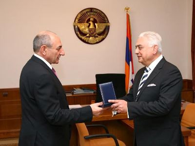 Բակո Սահակյանը «երախտագիտություն» մեդալ է հանձնել Հայ Դատի Ավստրալիայի ներկայացուցչին