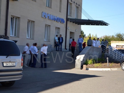 Վարդեւան Գրիգորյանի որդու մարմինը տեղափոխել են Գյումրիի անատոմիկում. Շենքը հսկում են ոստիկանները (ֆոտո)
