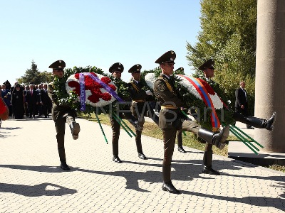 Armenia, Karabakh Presidents visit Yerevan military pantheon (PHOTOS)