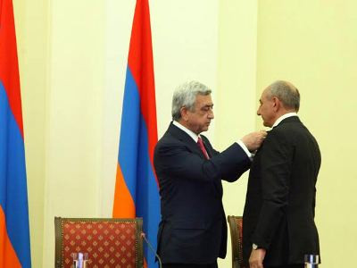 Սերժ Սարգսյանը Բակո Սահակյանին Տիգրան Մեծի շքանշան է հանձնել