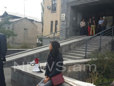 «Սասնա ծռերից» Արայիկ Խանդոյանին բերեցին դատարան. նրան դիմավորեցին վանկարկումներով (Ֆոտո)