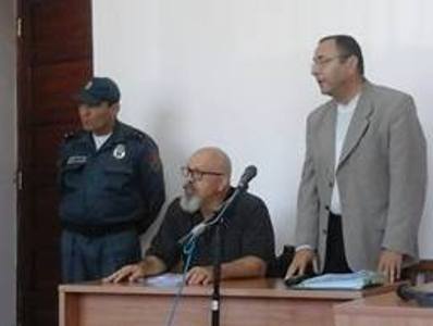 «Հայրենասեր հանցագործ». Կարո Եղնուկյանի աջակիցները դատարանի դիմաց են (Ֆոտո)