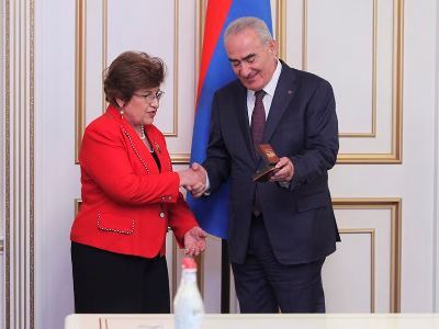 Գալուստ Սահակյանը Ռիտա Պալյանին պարգեւատրել է հուշամեդալով