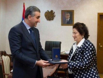 Գյուղատնտեսության նախարարը Ռոզա Ծառուկյանին է հանձնել ՀՀ Նախագահի մեդալը