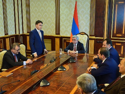 Արմե՛ն, շնորհավորում եմ. Սերժ Սարգսյանը ներկայացրել է ՀՀ նախագահի աշխատակազմի նորանշանակ ղեկավարին (Ֆոտո)