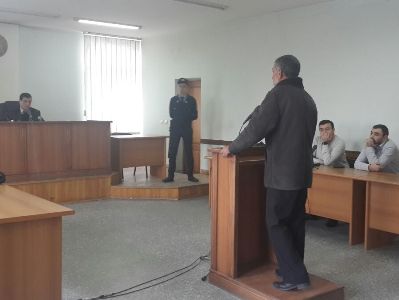 Արմեն Միքայելյանի գործով ընթերական չկողմնորոշվեց` զենքը սեղանին էր, թե մեղադրյալի գրպանից հանեց ոստիկանը