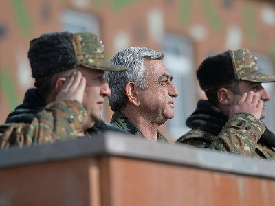 Սերժ Սարգսյանը մեկնել է ՀՀ հարավարեւելյան զորամասերից մեկը, ապա՝ Արցախ (ֆոտո)